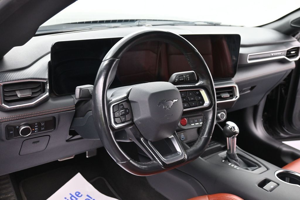 Ford Mustang Vehicle Full-screen Gallery Image 14