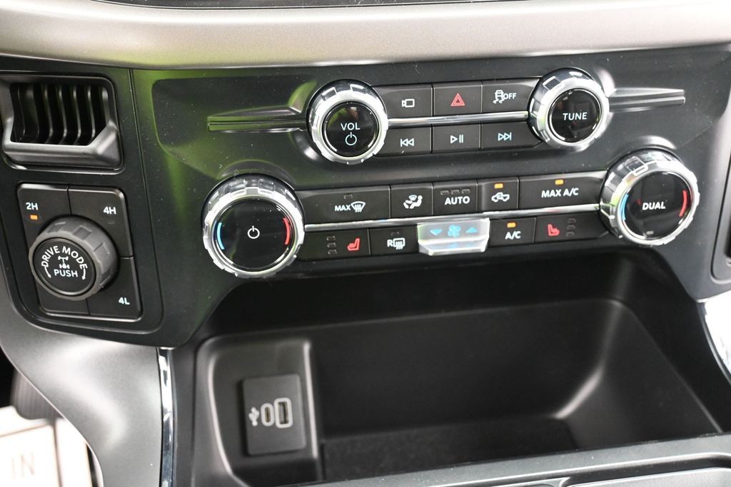 Ford F-150 Vehicle Full-screen Gallery Image 13