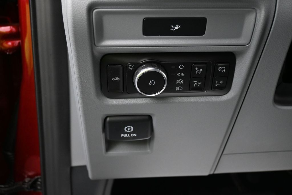 Ford F-150 Vehicle Full-screen Gallery Image 15