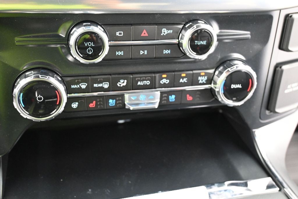 Ford F-150 Vehicle Full-screen Gallery Image 12