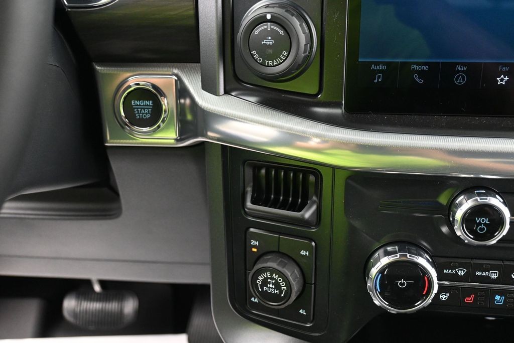 Ford F-150 Vehicle Full-screen Gallery Image 13
