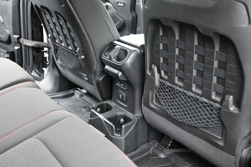 Jeep Wrangler Unlimited Vehicle Full-screen Gallery Image 10