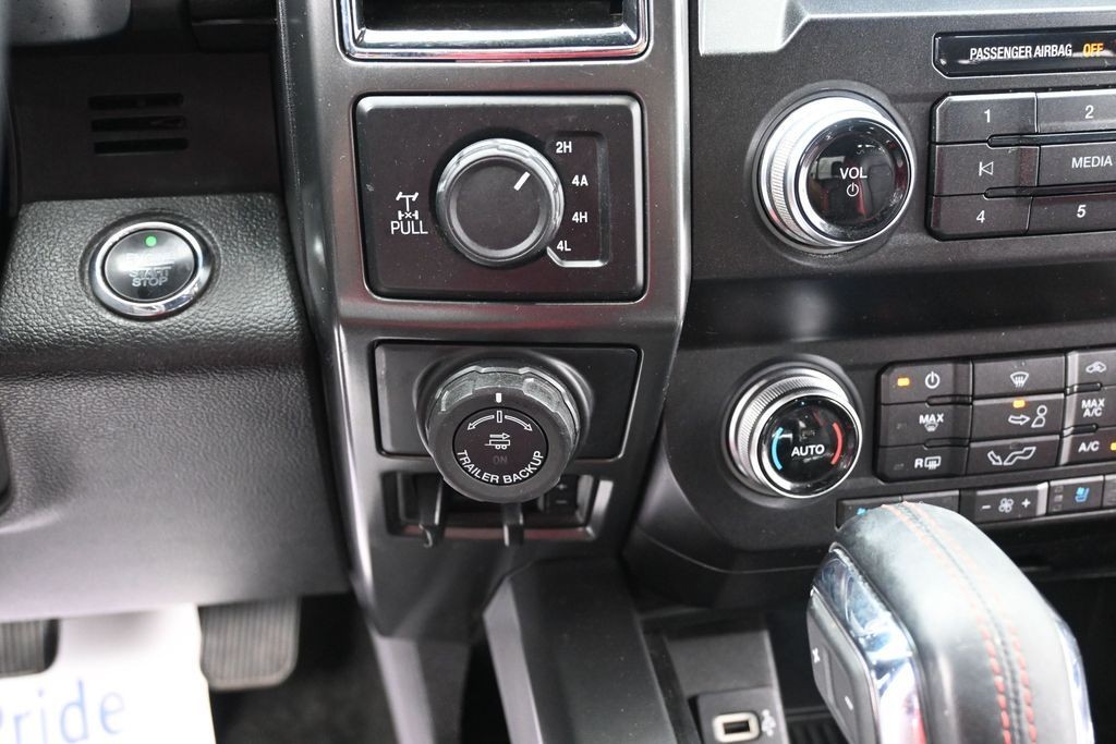 Ford F-150 Vehicle Full-screen Gallery Image 14