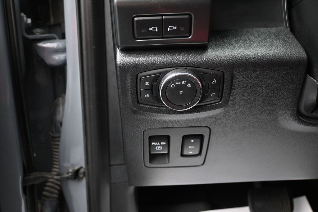 Ford F-150 Vehicle Full-screen Gallery Image 16