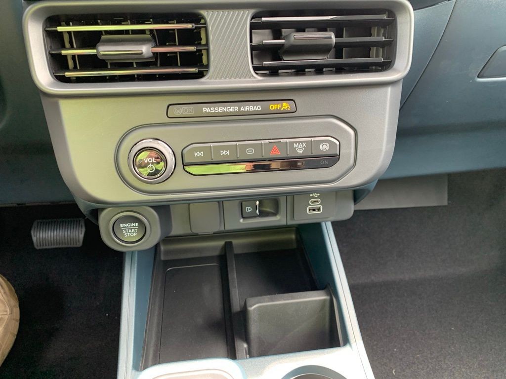 Ford Maverick Vehicle Full-screen Gallery Image 16