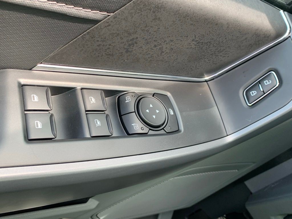 Ford F-150 Vehicle Full-screen Gallery Image 10