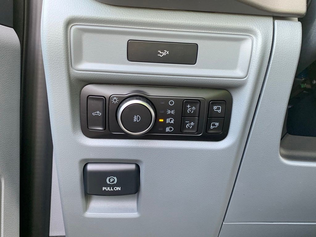 Ford F-150 Vehicle Full-screen Gallery Image 11