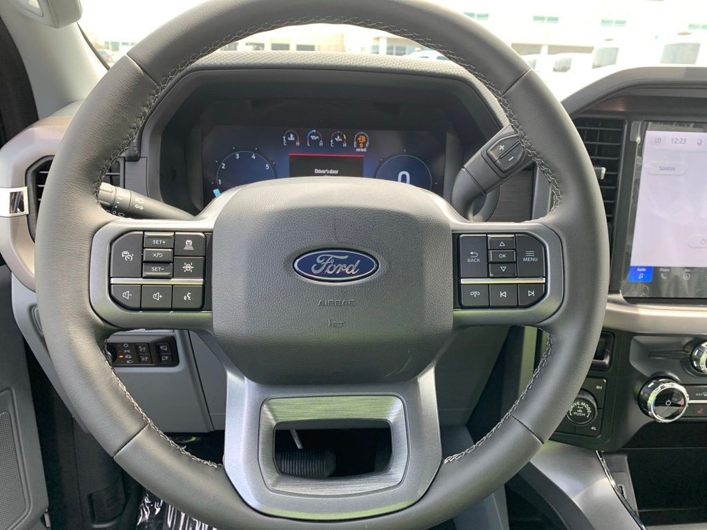 Ford F-150 Vehicle Full-screen Gallery Image 12