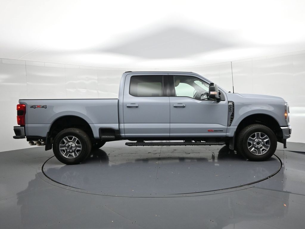 Ford Super Duty F-350 SRW Vehicle Full-screen Gallery Image 05