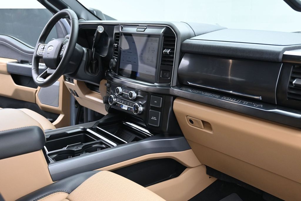 Ford Super Duty F-350 SRW Vehicle Full-screen Gallery Image 10