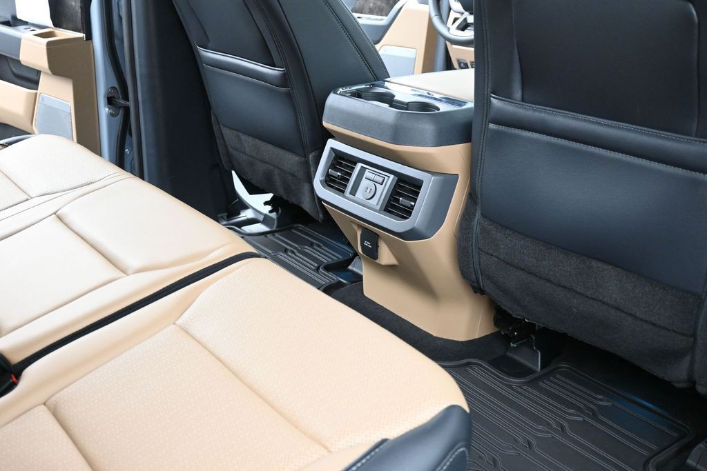 Ford Super Duty F-350 SRW Vehicle Full-screen Gallery Image 11