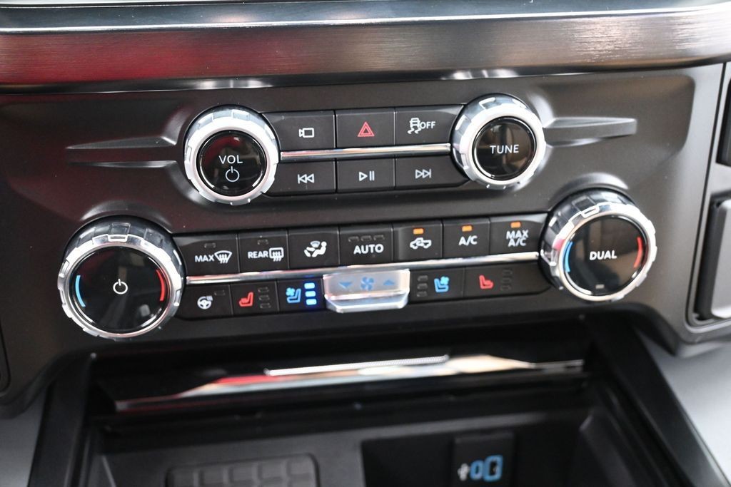 Ford Super Duty F-350 SRW Vehicle Full-screen Gallery Image 13