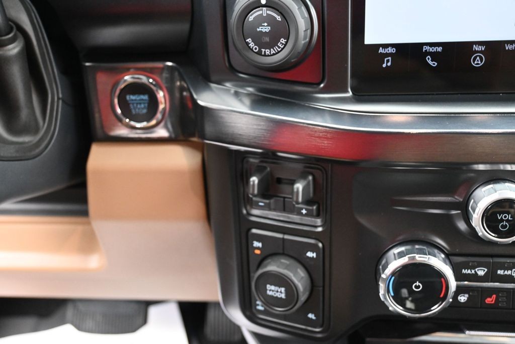 Ford Super Duty F-350 SRW Vehicle Full-screen Gallery Image 14