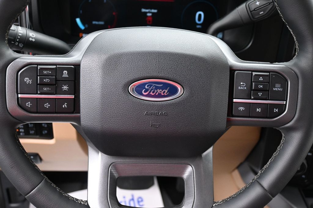 Ford Super Duty F-350 SRW Vehicle Full-screen Gallery Image 15