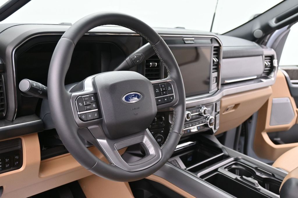 Ford Super Duty F-350 SRW Vehicle Full-screen Gallery Image 16