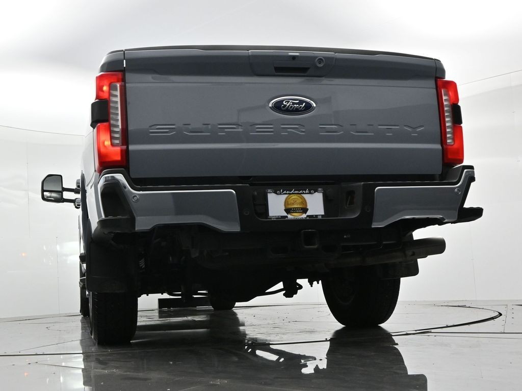 Ford Super Duty F-350 SRW Vehicle Full-screen Gallery Image 22