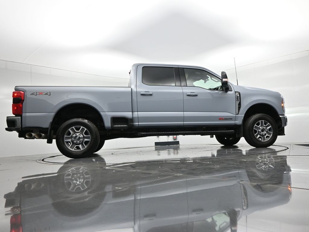 Ford Super Duty F-350 SRW Vehicle Full-screen Gallery Image 24