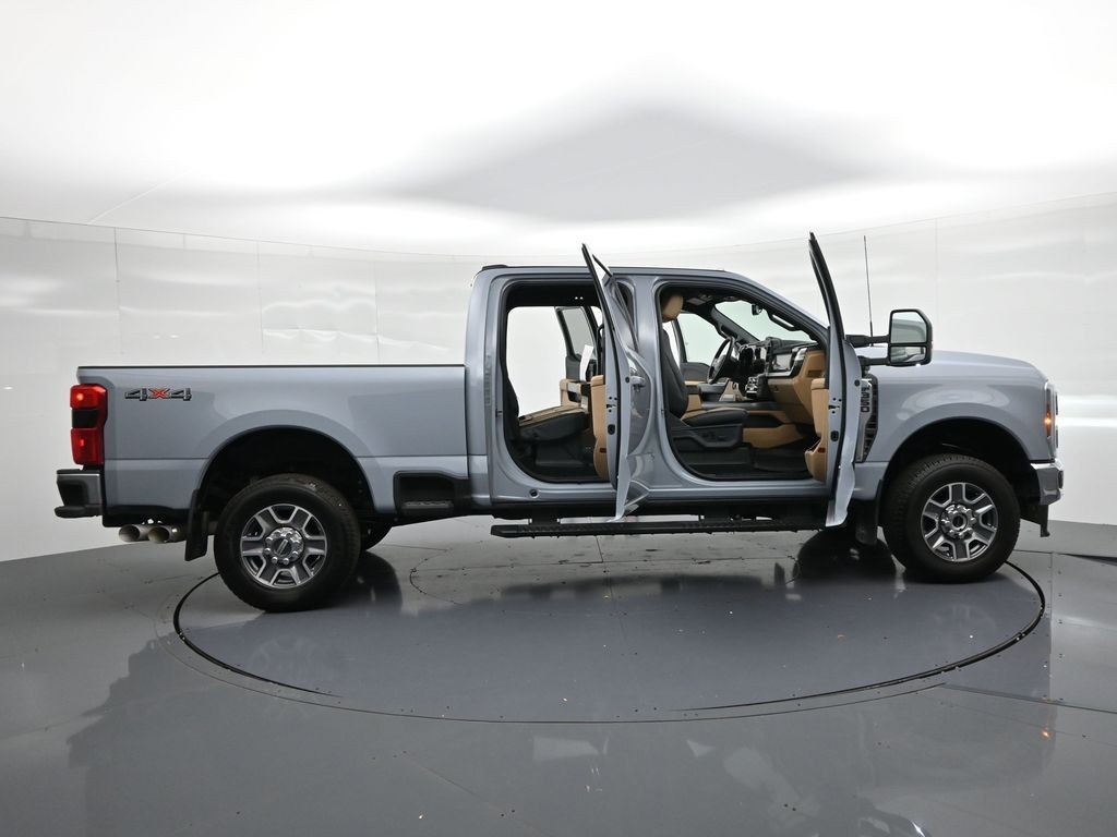 Ford Super Duty F-350 SRW Vehicle Full-screen Gallery Image 25