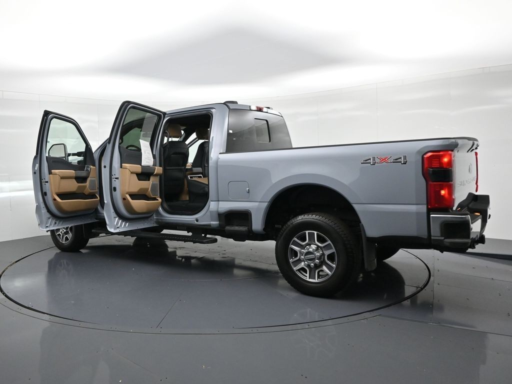 Ford Super Duty F-350 SRW Vehicle Full-screen Gallery Image 26