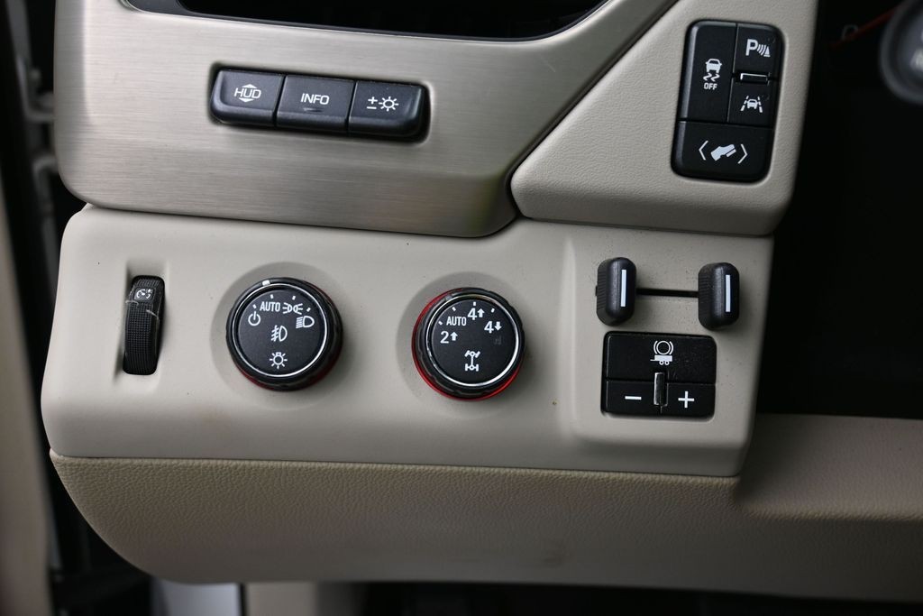GMC Yukon Vehicle Full-screen Gallery Image 14