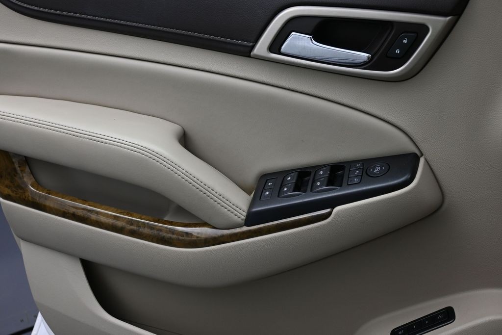 GMC Yukon Vehicle Full-screen Gallery Image 15