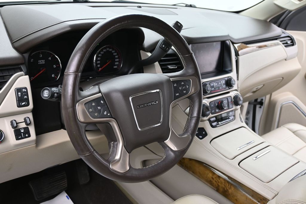 GMC Yukon Vehicle Full-screen Gallery Image 16