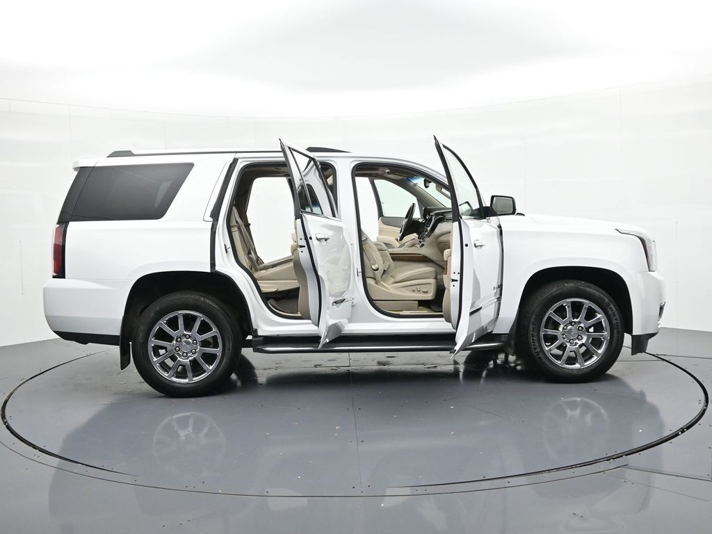 GMC Yukon Vehicle Full-screen Gallery Image 25