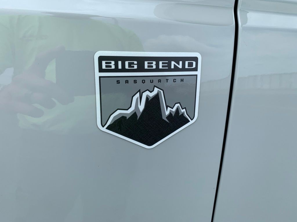 Ford Bronco Vehicle Full-screen Gallery Image 3