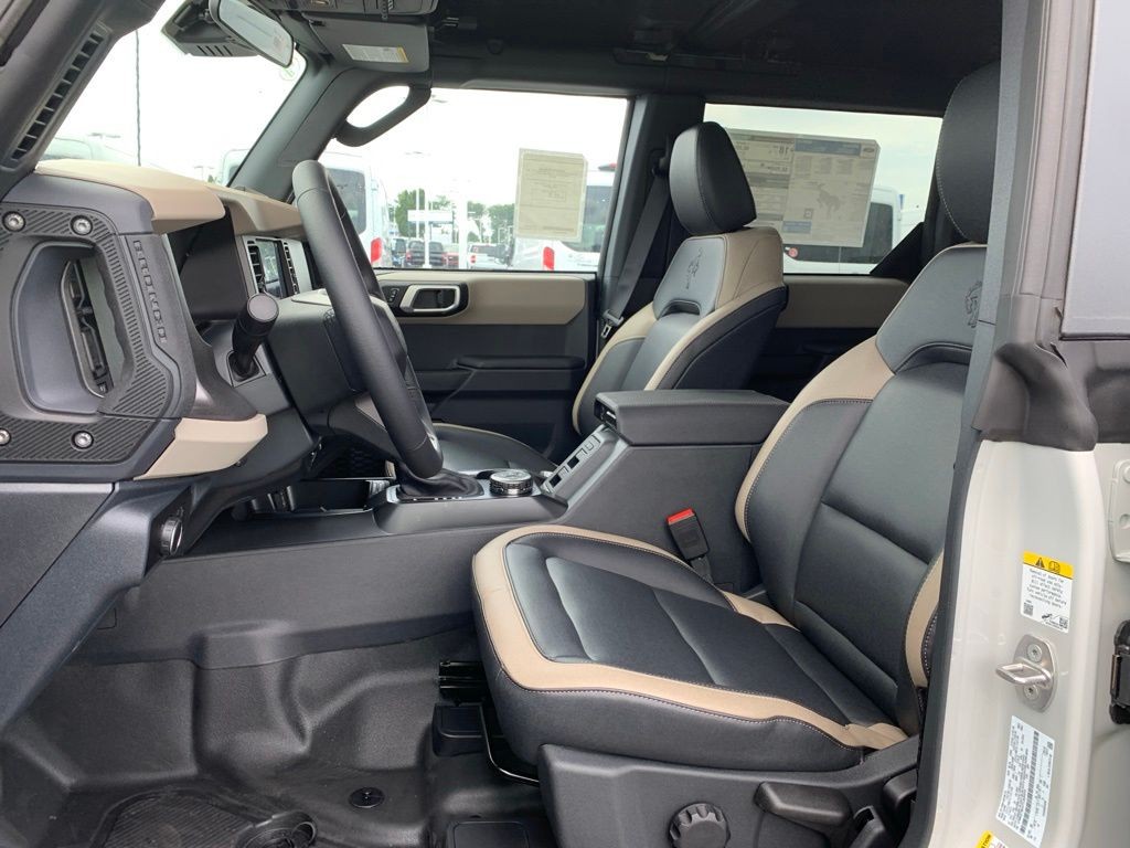 Ford Bronco Vehicle Full-screen Gallery Image 4