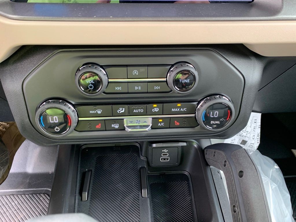 Ford Bronco Vehicle Full-screen Gallery Image 16