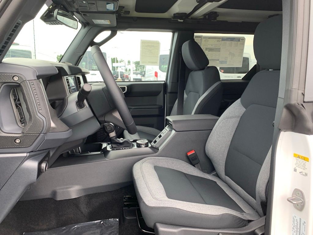 Ford Bronco Vehicle Full-screen Gallery Image 4