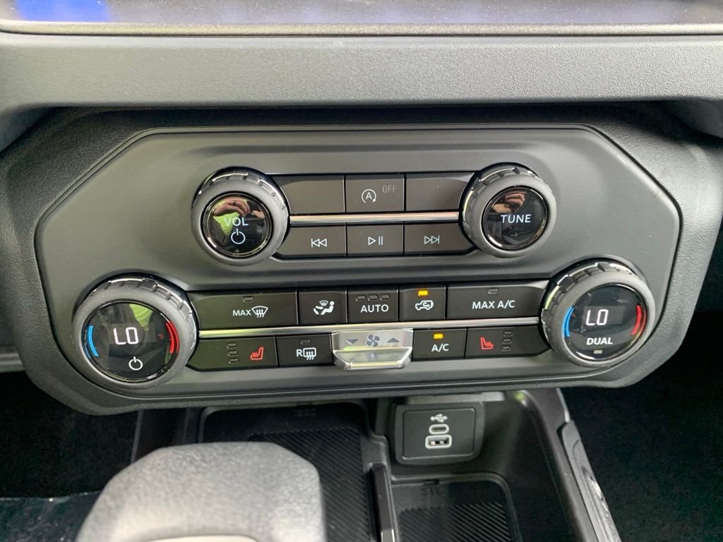 Ford Bronco Vehicle Full-screen Gallery Image 16