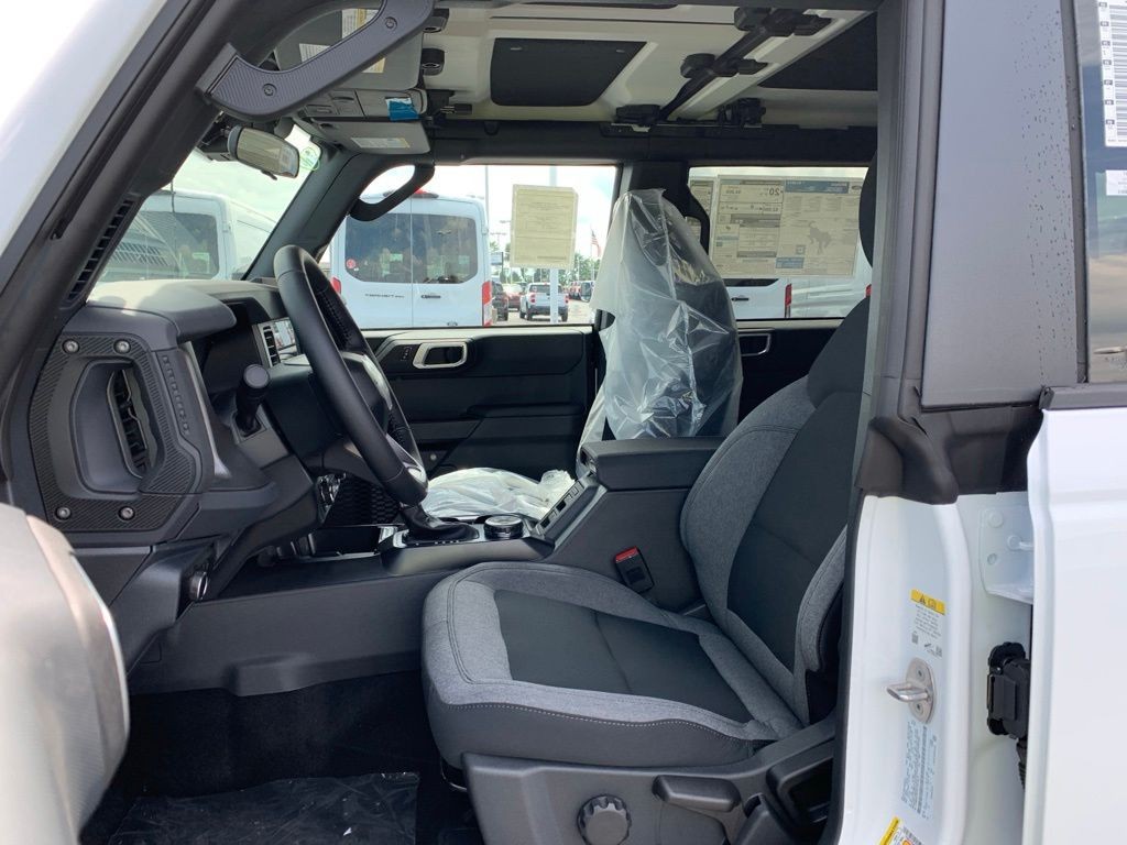 Ford Bronco Vehicle Full-screen Gallery Image 4