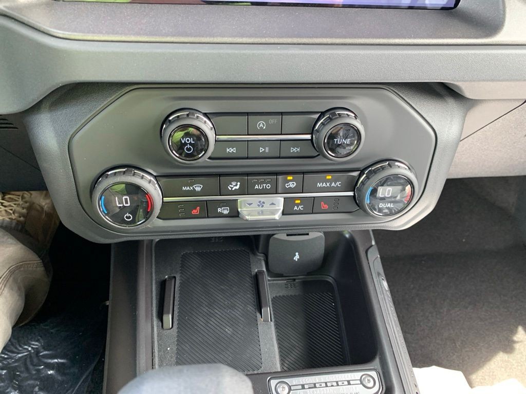 Ford Bronco Vehicle Full-screen Gallery Image 16