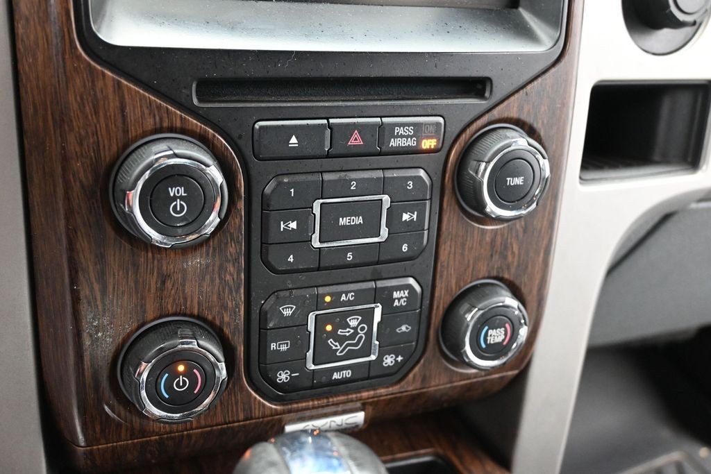 Ford F-150 Vehicle Full-screen Gallery Image 12