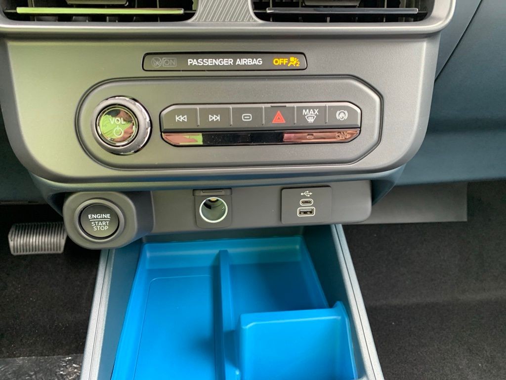 Ford Maverick Vehicle Full-screen Gallery Image 16