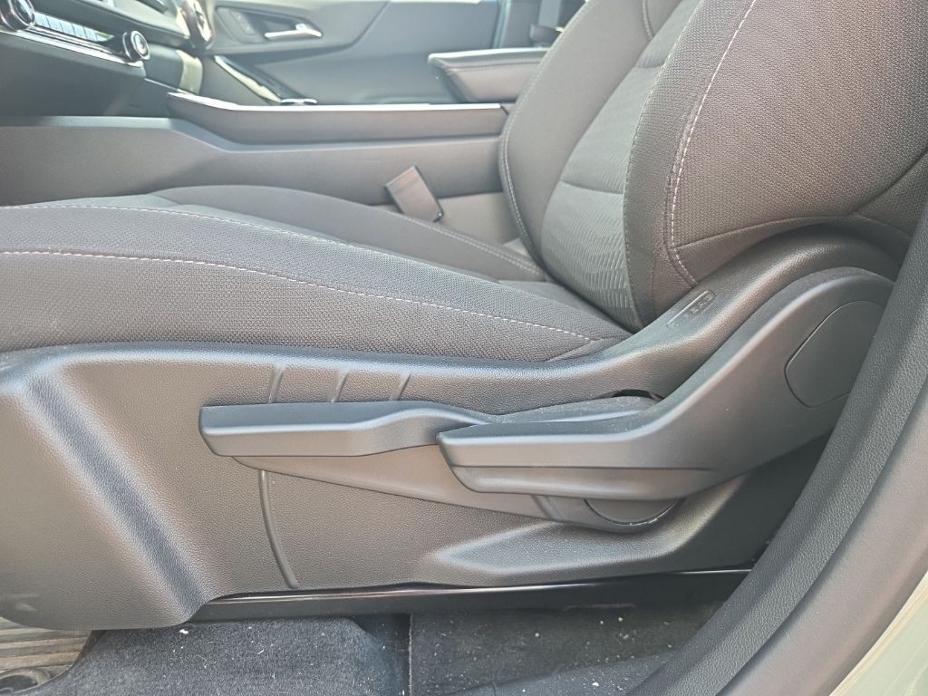 Chevrolet Equinox Vehicle Full-screen Gallery Image 02