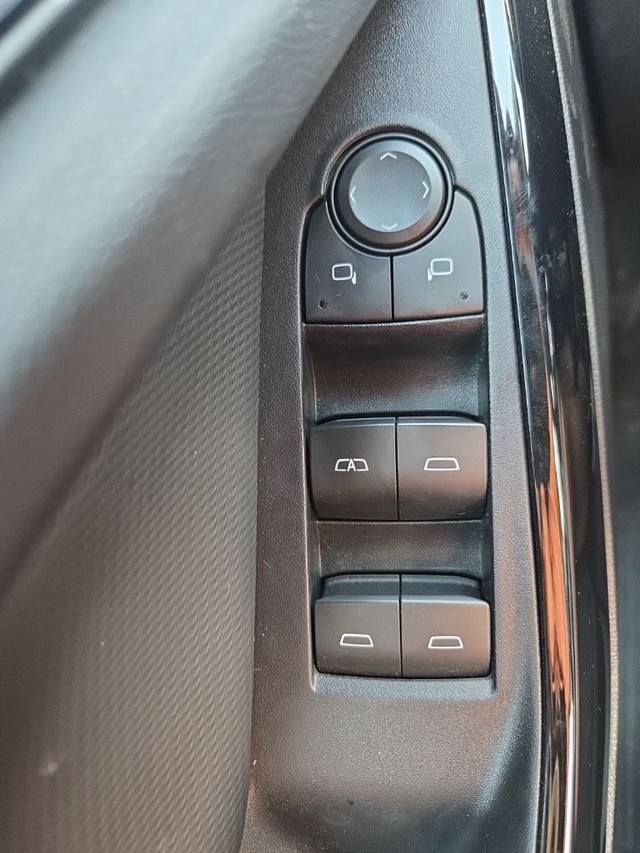 Chevrolet Equinox Vehicle Full-screen Gallery Image 09