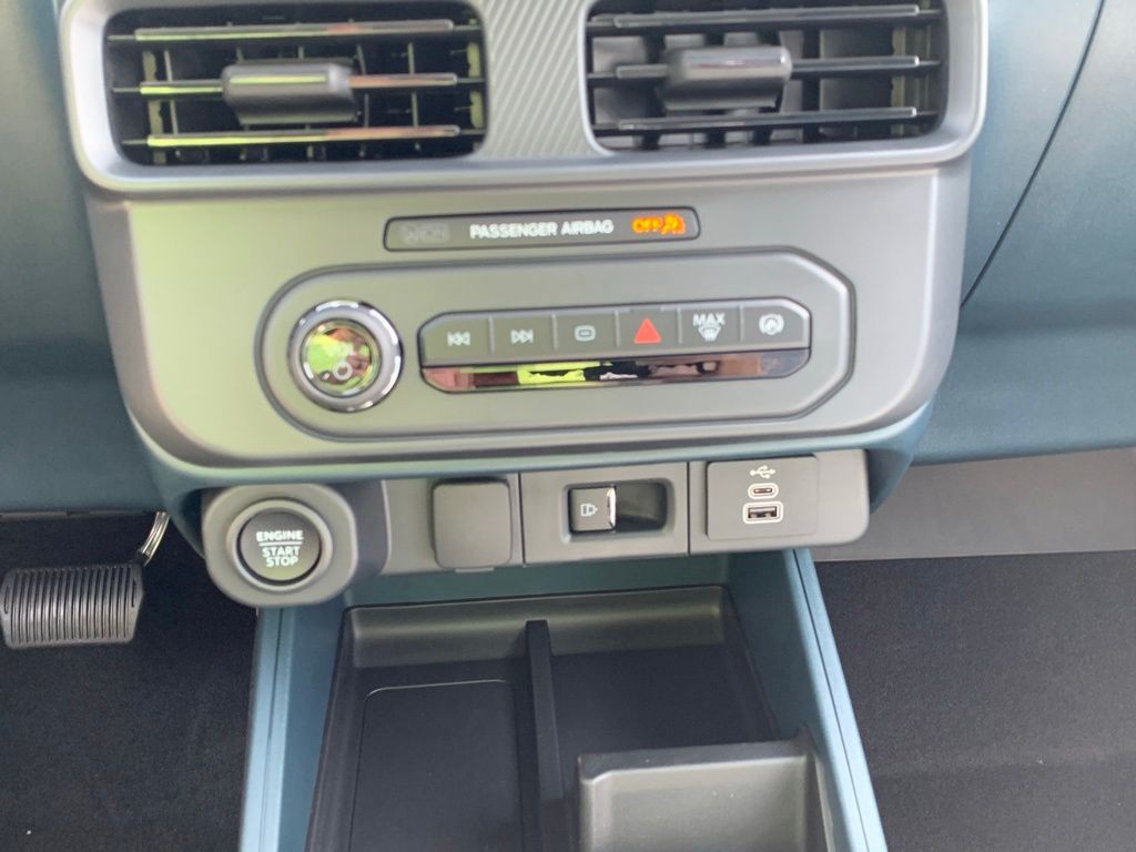 Ford Maverick Vehicle Full-screen Gallery Image 16