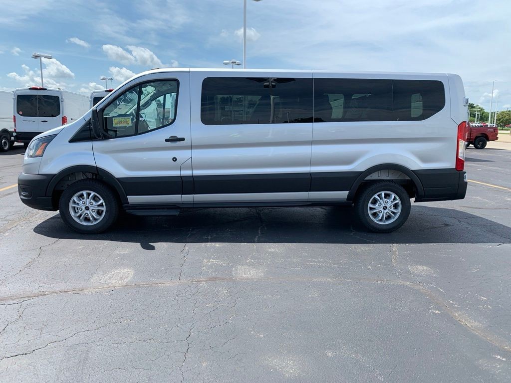 Ford Transit-350 Vehicle Full-screen Gallery Image 2
