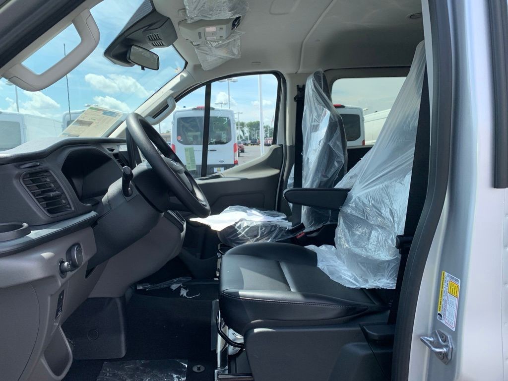 Ford Transit-350 Vehicle Full-screen Gallery Image 4