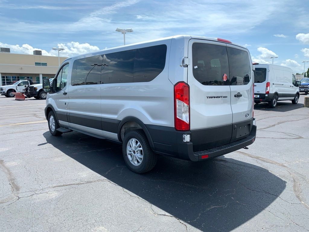 Ford Transit-350 Vehicle Full-screen Gallery Image 5