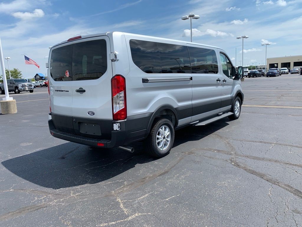 Ford Transit-350 Vehicle Full-screen Gallery Image 6