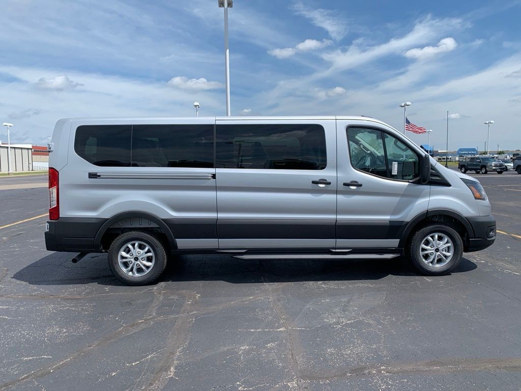 Ford Transit-350 Vehicle Full-screen Gallery Image 7