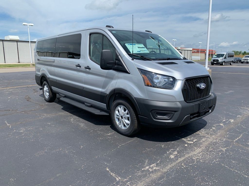 Ford Transit-350 Vehicle Full-screen Gallery Image 8