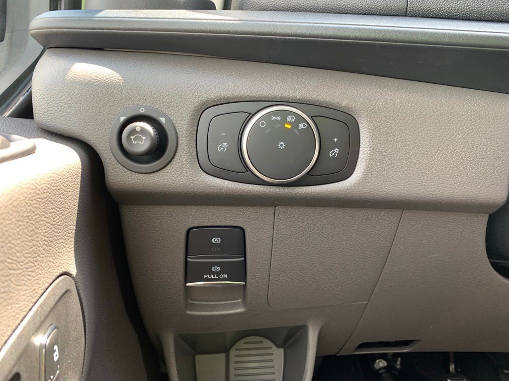Ford Transit-350 Vehicle Full-screen Gallery Image 10