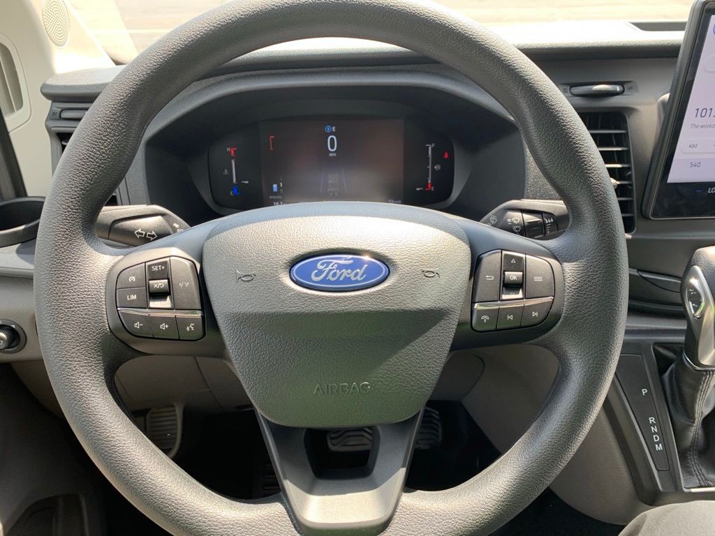 Ford Transit-350 Vehicle Full-screen Gallery Image 11