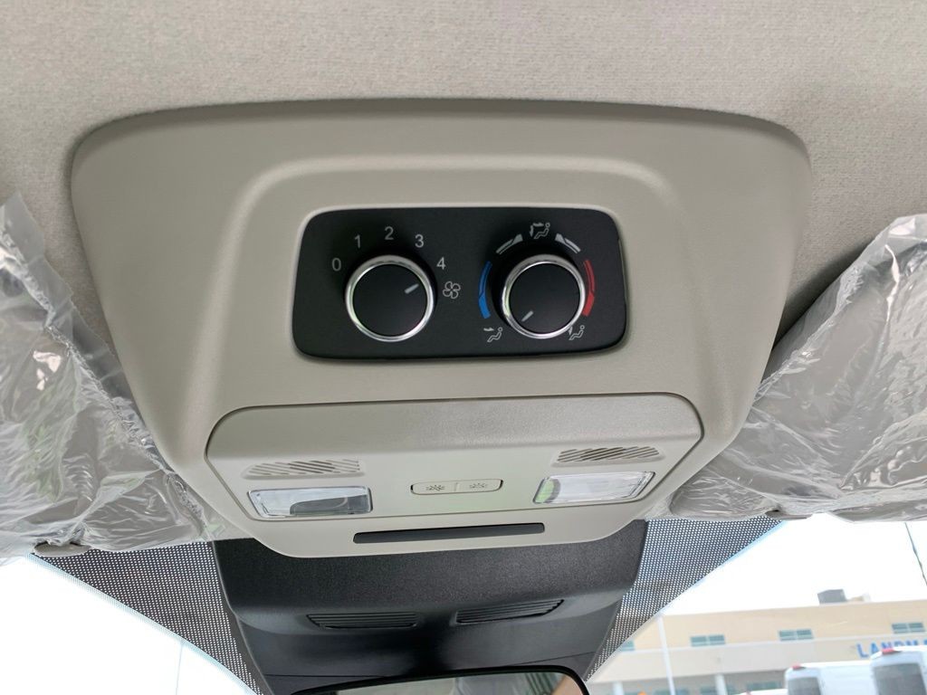 Ford Transit-350 Vehicle Full-screen Gallery Image 15