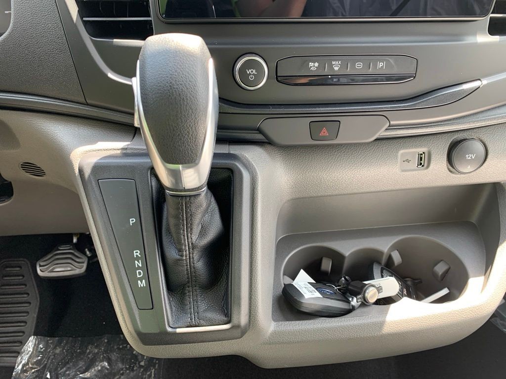 Ford Transit-350 Vehicle Full-screen Gallery Image 17