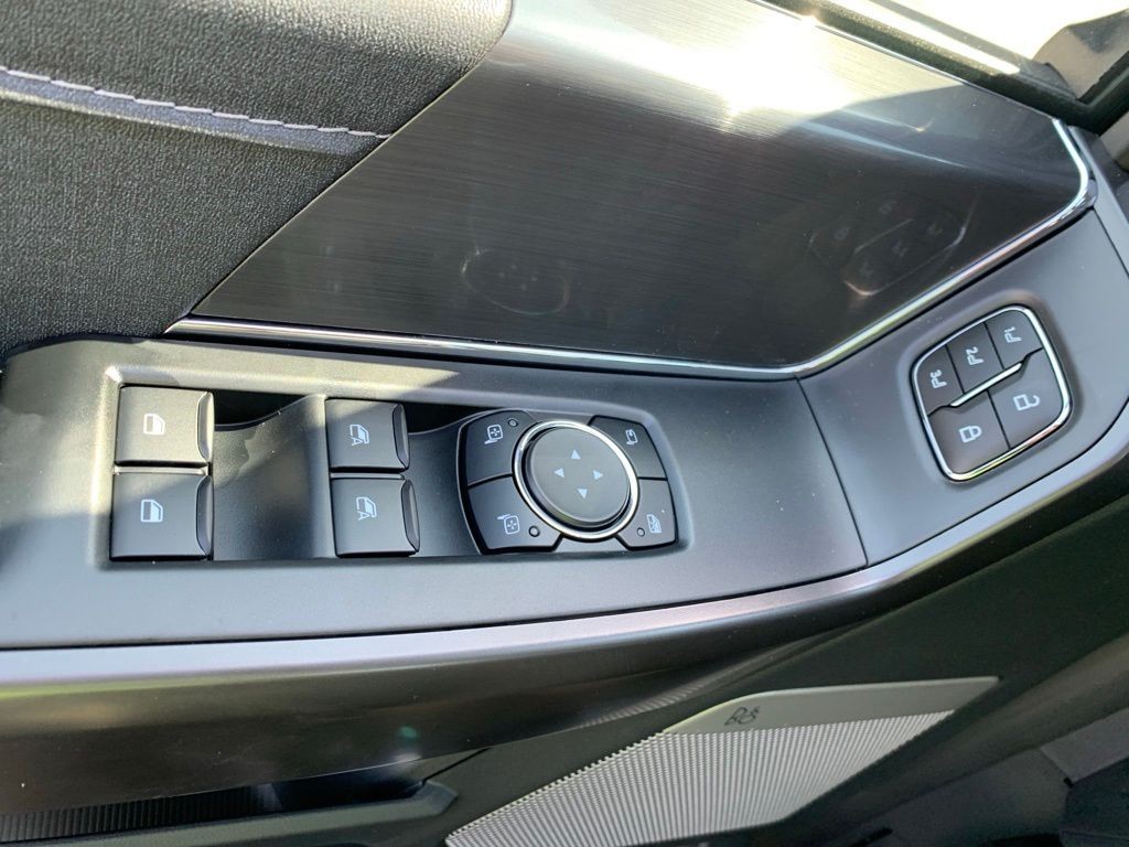 Ford F-150 Vehicle Full-screen Gallery Image 9